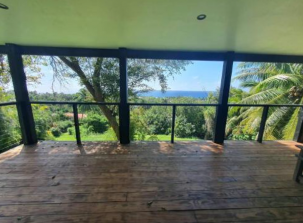 Villa dengan dek teras kayu yang menghadap pegunungan